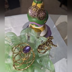 Gold Brooches and Earrings Lot of 3 items